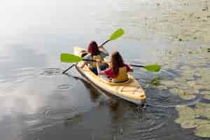 Photo gratuite les femmes aviron en kayak sur le lac