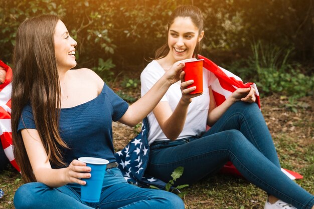 Photo gratuite femmes ayant une fête à l'extérieur