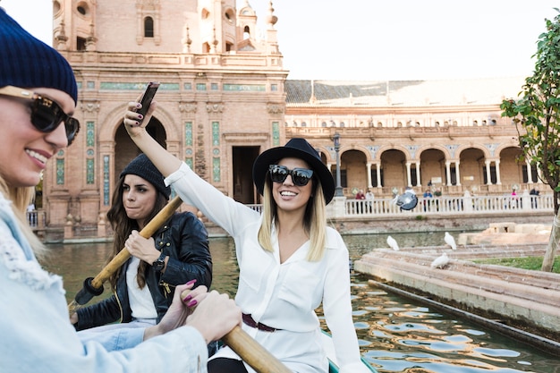 Femmes en bateau prenant selfie