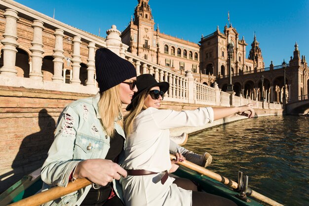 Femmes en bateau regardant la distance