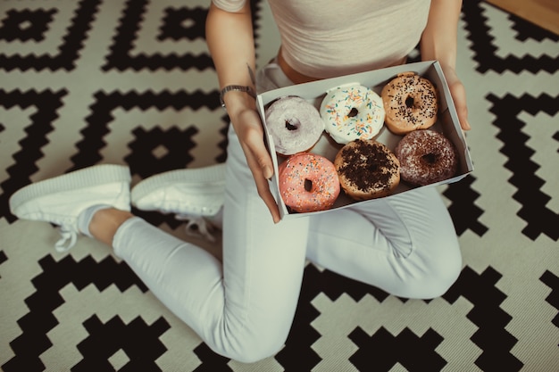 femmes avec des beignets