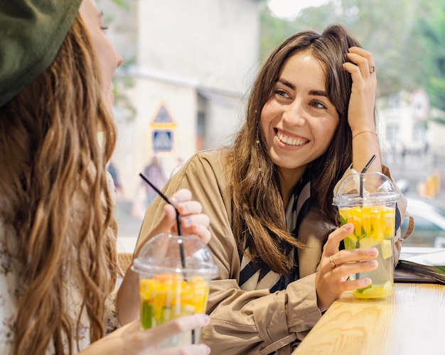 Femmes avec des boissons fraîches au café