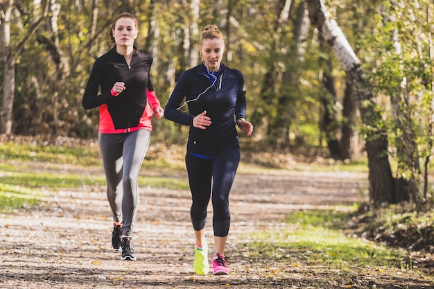 Photo gratuite les femmes en bonne santé en cours d'exécution dans le parc