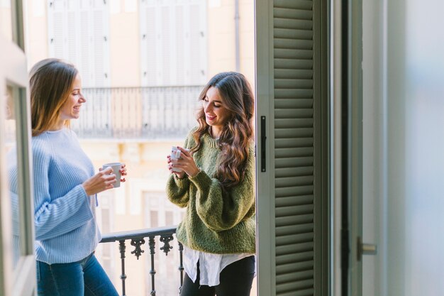 Femmes buvant sur le balcon