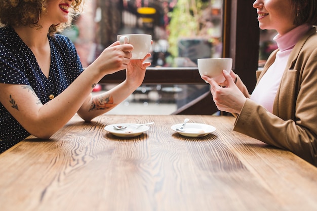 Femmes buvant du café