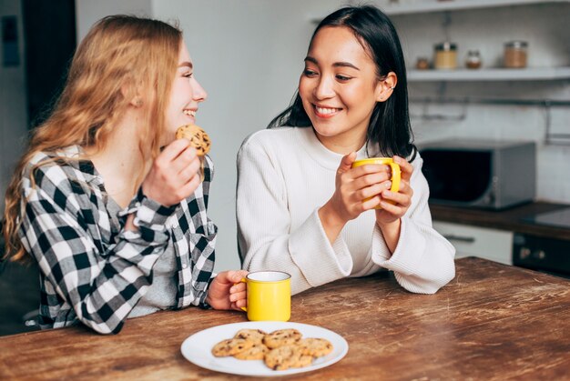 Femmes buvant du thé avec des biscuits