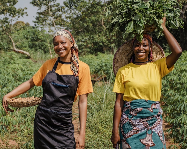 Photo gratuite les femmes de la campagne sur le terrain posant