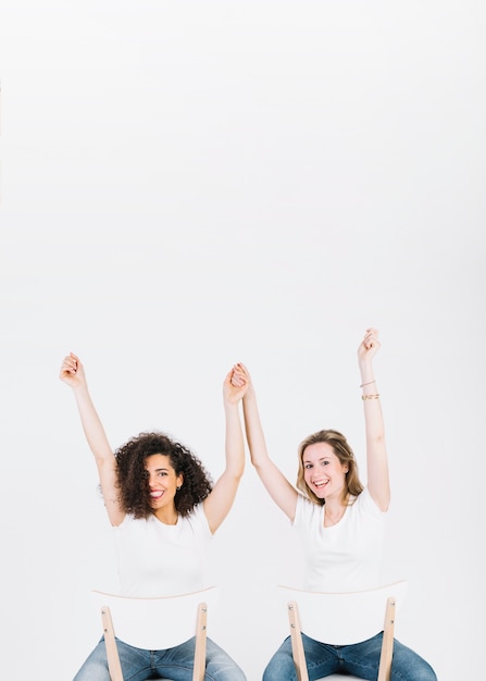 Photo gratuite des femmes sur des chaises célébrant le succès