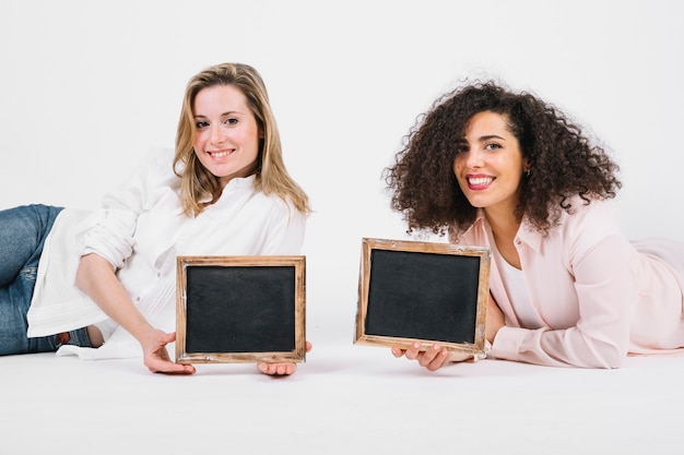 Photo gratuite femmes charmantes avec des ardoises