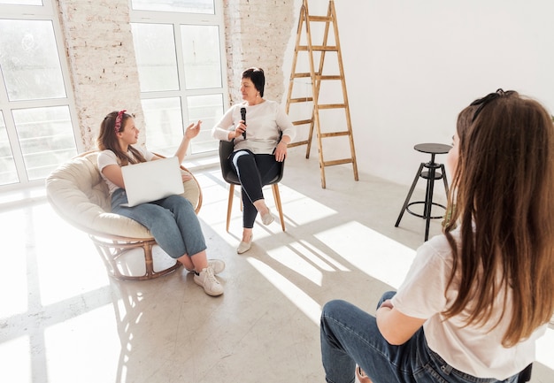 Photo gratuite femmes en chemises blanches haute vue