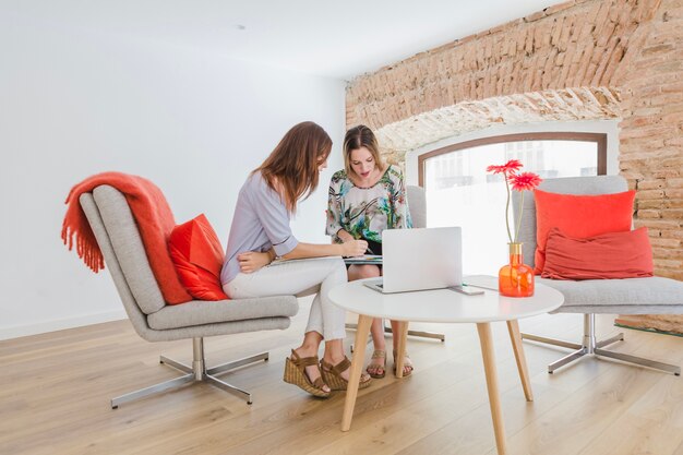 Les femmes collaborent au bureau