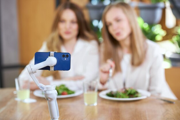 Femmes communiquant avec leurs abonnés lors de la diffusion en direct