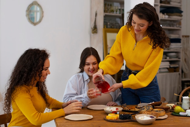 Photo gratuite femmes à coup moyen appréciant la nourriture délicieuse