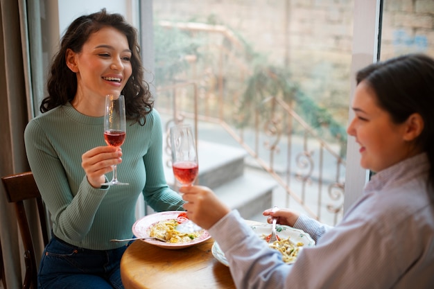 Photo gratuite femmes à coup moyen appréciant la nourriture délicieuse