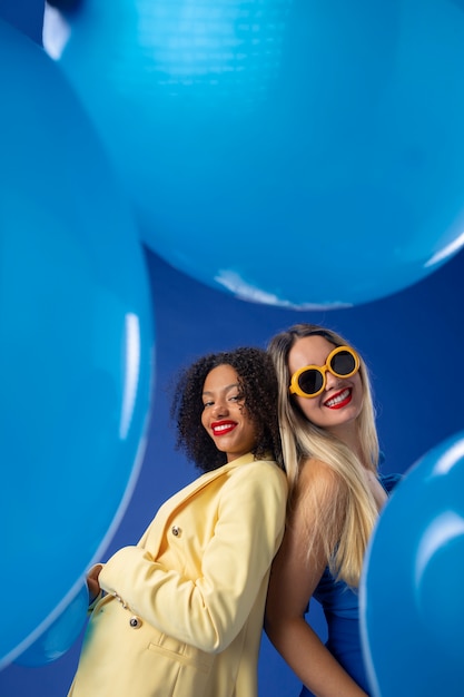 Photo gratuite femmes de coup moyen avec des ballons