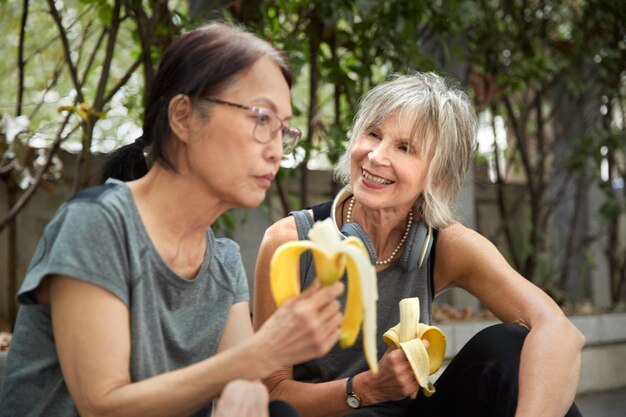 Femmes de coup moyen avec des bananes