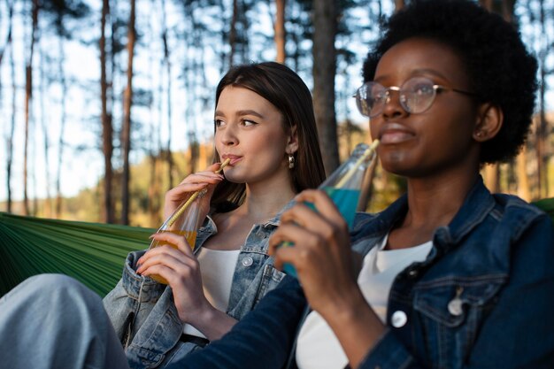 Femmes de coup moyen avec des boissons