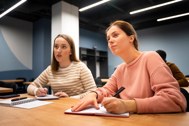 Photo gratuite femmes à coup moyen corrigeant des erreurs de grammaire