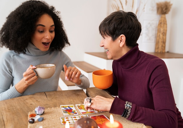 Photo gratuite femmes à coup moyen lisant le tarot