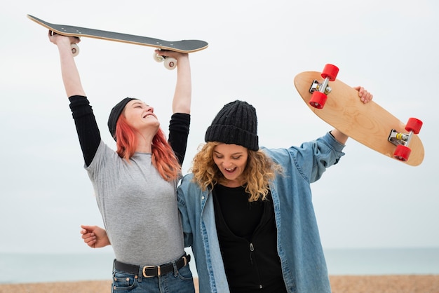 Femmes à coup moyen avec des planches à roulettes