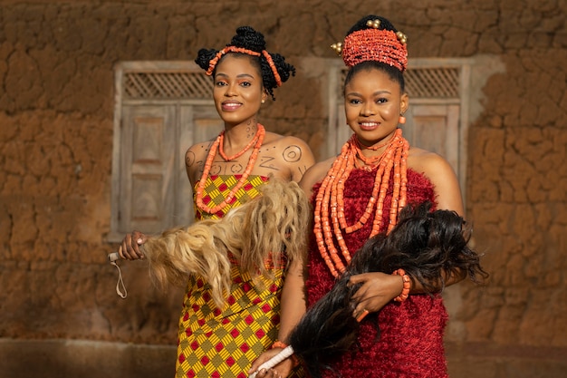 Femmes de coup moyen portant des bijoux