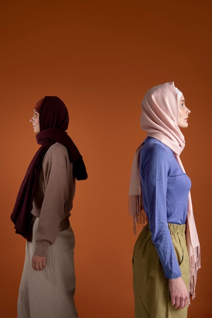 Femmes De Coup Moyen Portant Le Hijab