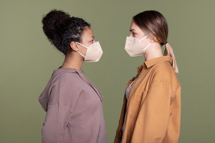 Photo gratuit femmes à coup moyen portant des masques faciaux
