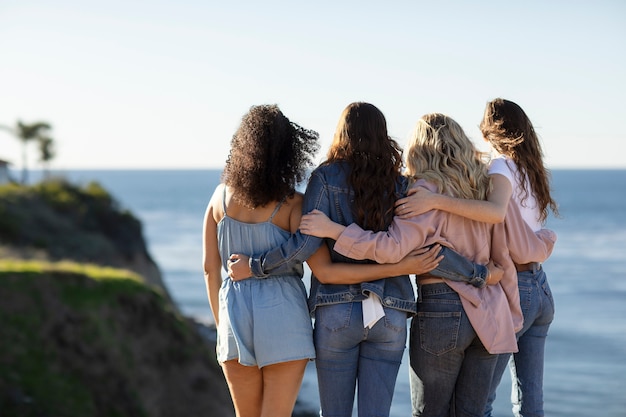 Femmes à coup moyen se tenant