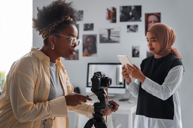 Photo gratuite femmes à coup moyen en studio