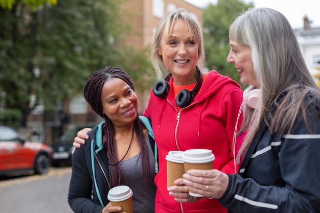 Femmes de coup moyen avec des tasses à café