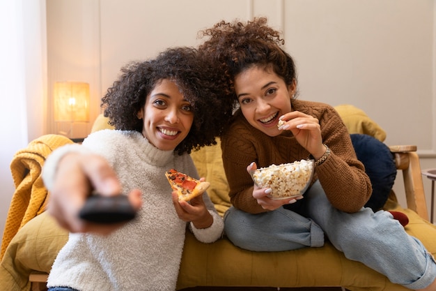 Femmes à coup moyen avec télécommande