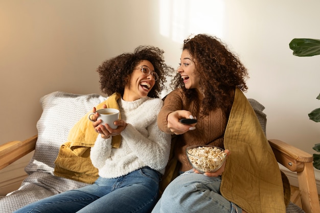 Photo gratuite femmes à coup moyen avec télécommande