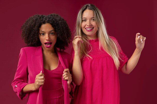 Femmes de coup moyen avec des tenues roses