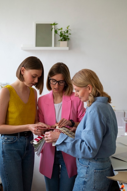 Femmes à coup moyen testant les couleurs