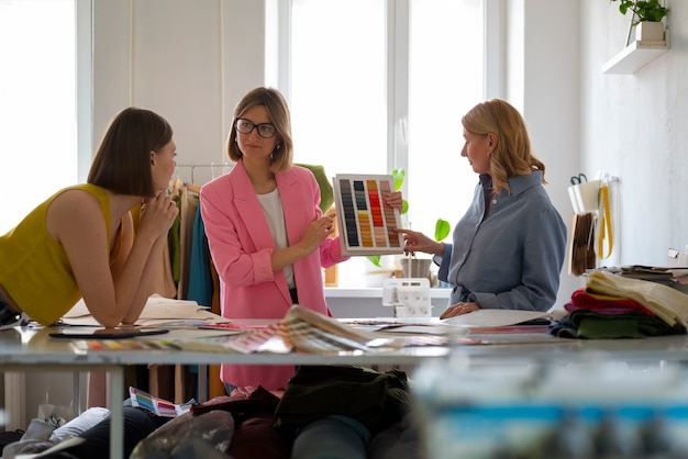 Photo gratuite femmes à coup moyen testant les couleurs