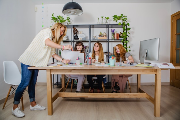 Des femmes créatives collaborent à un nouveau projet