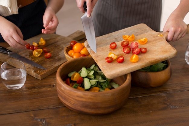 Femmes cuisinant ensemble à la maison