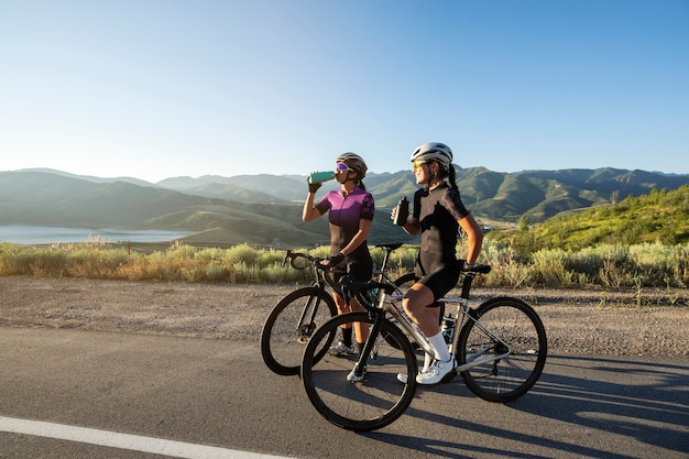 Photo gratuite femmes cyclistes professionnelles