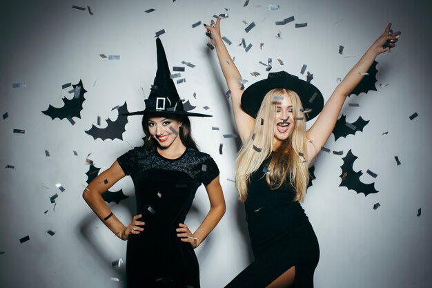 Femmes dans les chapeaux de Halloween en confettis