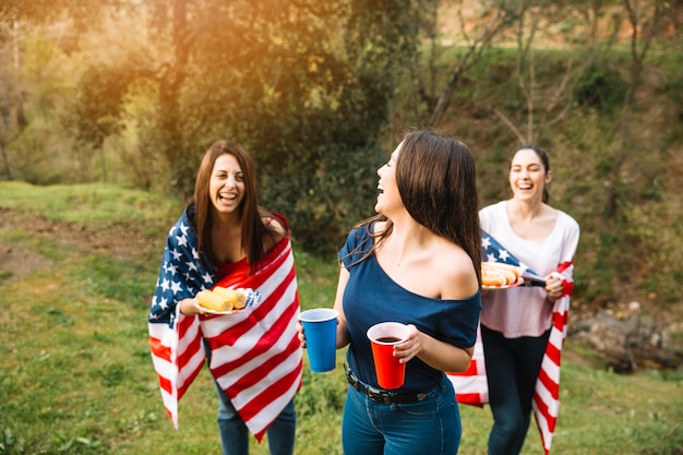 Les femmes dans les drapeaux américains rient