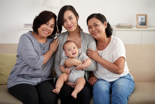 Femmes dans la famille asiatique