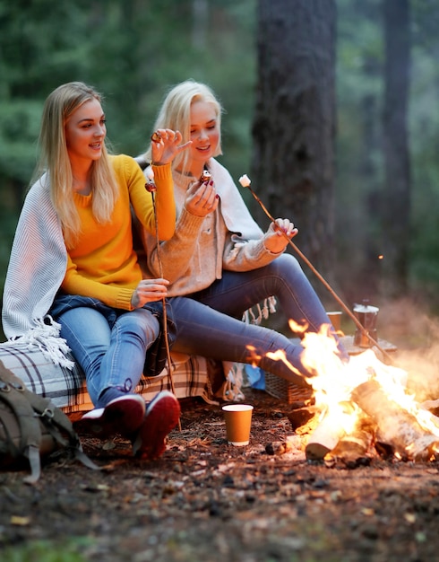 Photo gratuite femmes dans la forêt