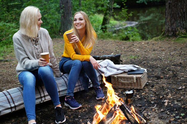 Femmes dans la forêt