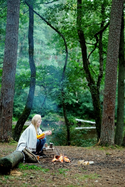 Photo gratuite femmes dans la forêt