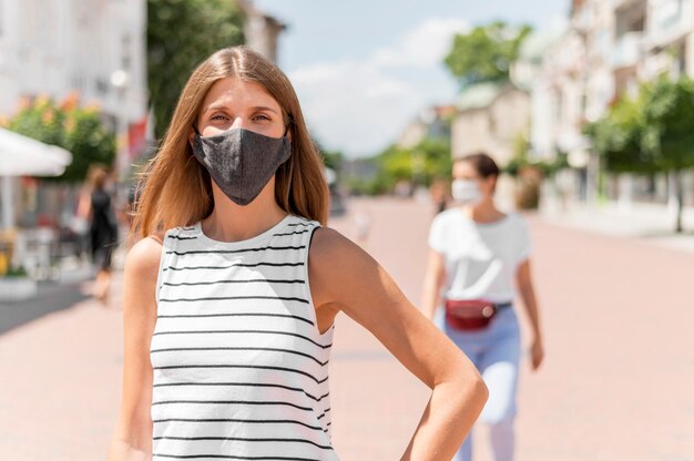 Femmes dans la rue avec des masques