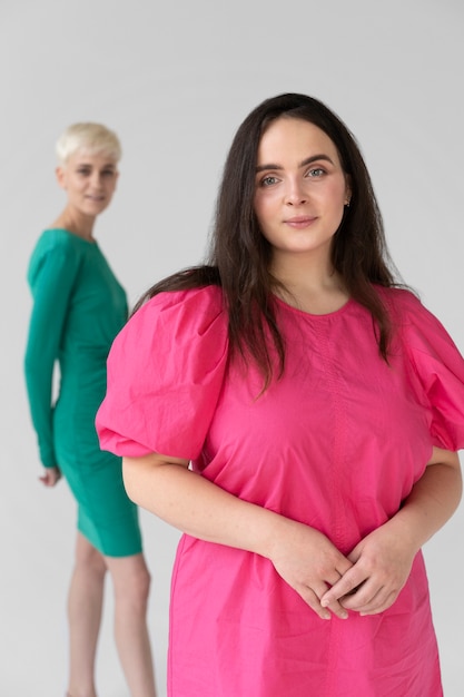 Femmes debout ensemble et s'occupant les unes des autres