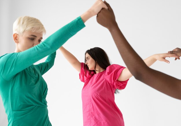 Femmes debout ensemble et s'occupant les unes des autres