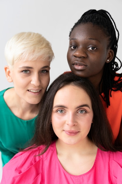 Photo gratuite femmes debout ensemble et s'occupant les unes des autres