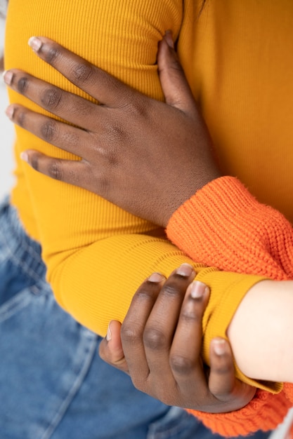 Femmes debout ensemble et s'occupant les unes des autres