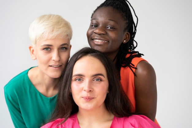 Femmes debout ensemble et s'occupant les unes des autres